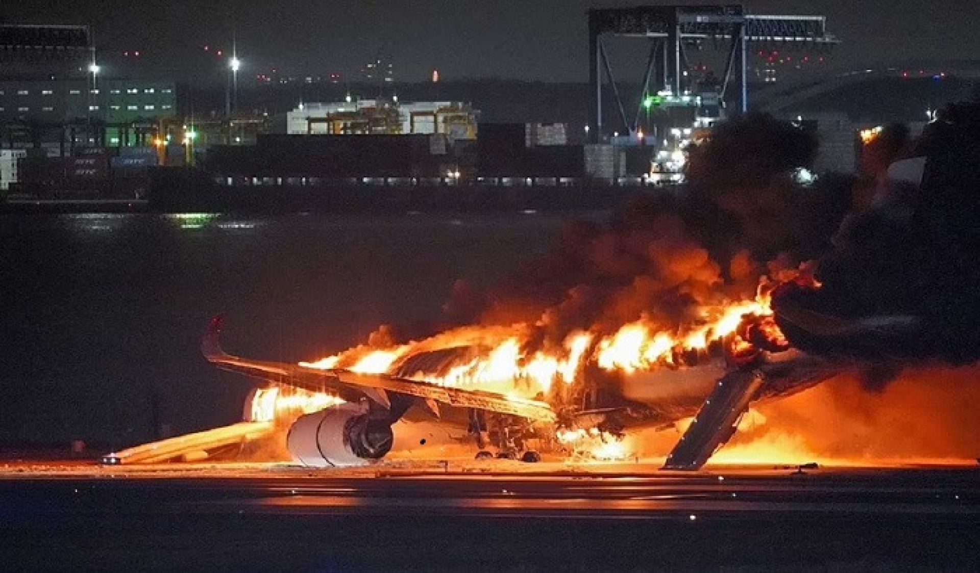 टोकियो विमानस्थलमा दुर्घटनाबारे अनुसन्धान सुरू, तीन सयभन्दा बढी उडान प्रभावित